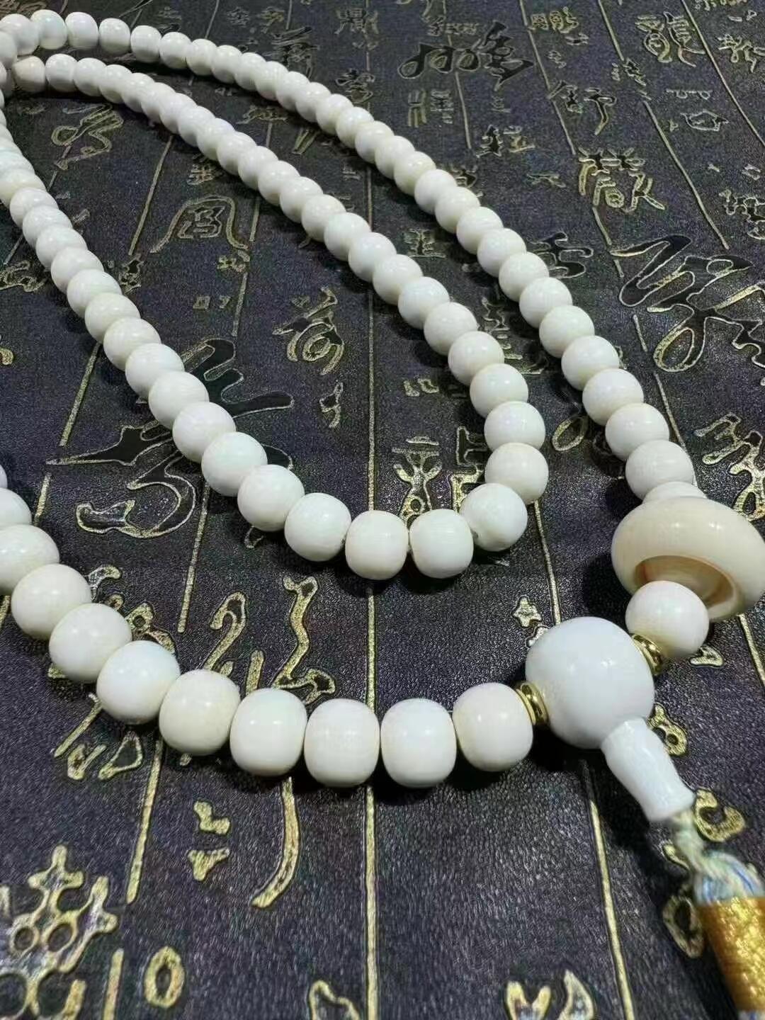 国工精工细作老型珠10×9/108颗，精心打造
精选果冻底色干净，做工精美，料质冰透润泽，品质上乘盘玩手感好，收藏价值极高。