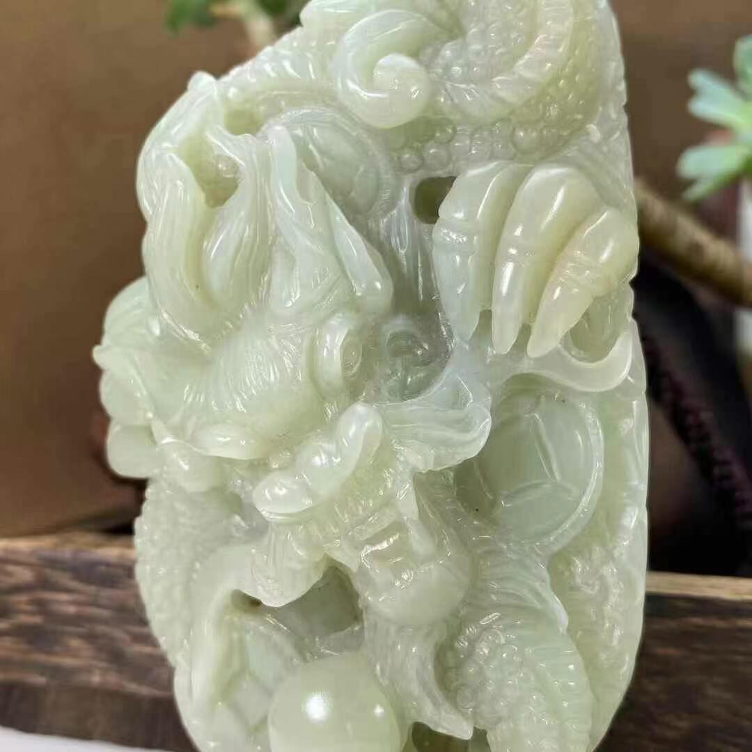 亏出半斤多重的霸气祥龙手把新疆和田玉作品，龙行天下，270.56g，油性好，脂粉感十足，微结构，圆雕工艺霸气祥龙，生动威猛，超大克重，工费秒杀！苏州名家作品，有证书全套包装！不包邮！11815JL240516