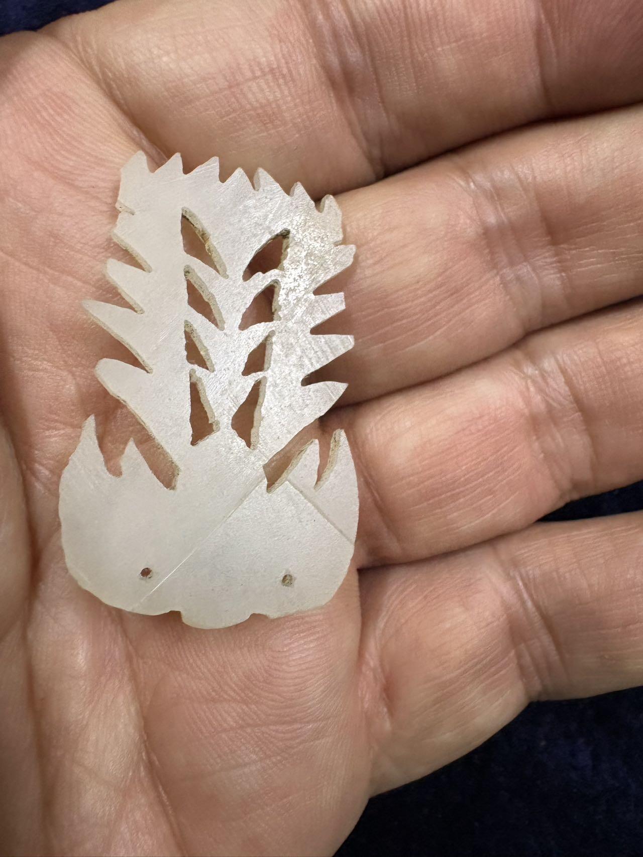 老和田玉凤凰，当时清代头饰上镶嵌件，件手工雕刻，玉质洁白温群，全品无任何瑕疵 ，讨喜的题材讨喜的个头