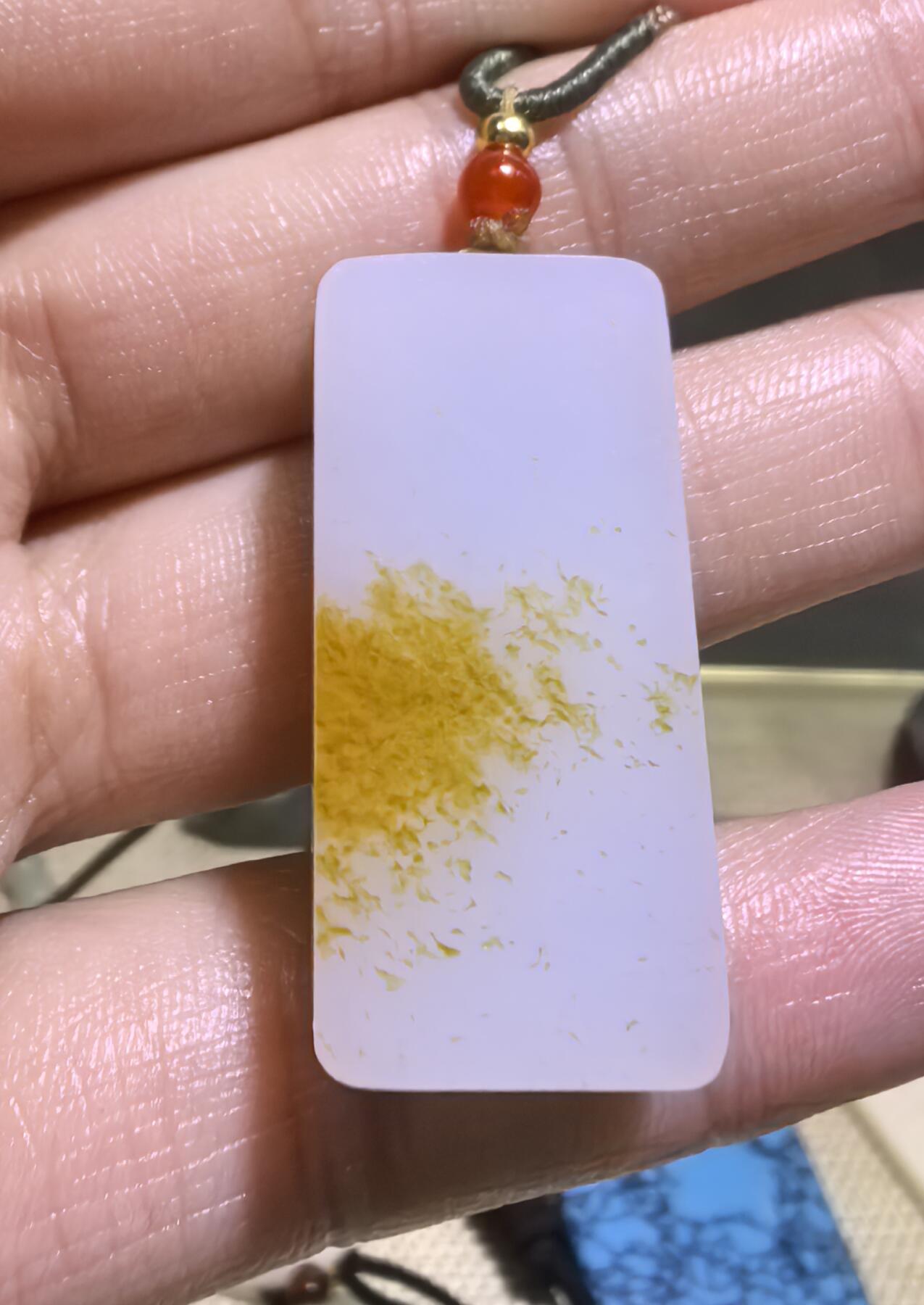 一级白红皮白肉洒金皮生肖虎吊坠挂件男女款。玉质温润脂粉十足，原皮精雕，油糯十足，尺寸:3.25cm×1.6cm×1.0cm克重:13.3g