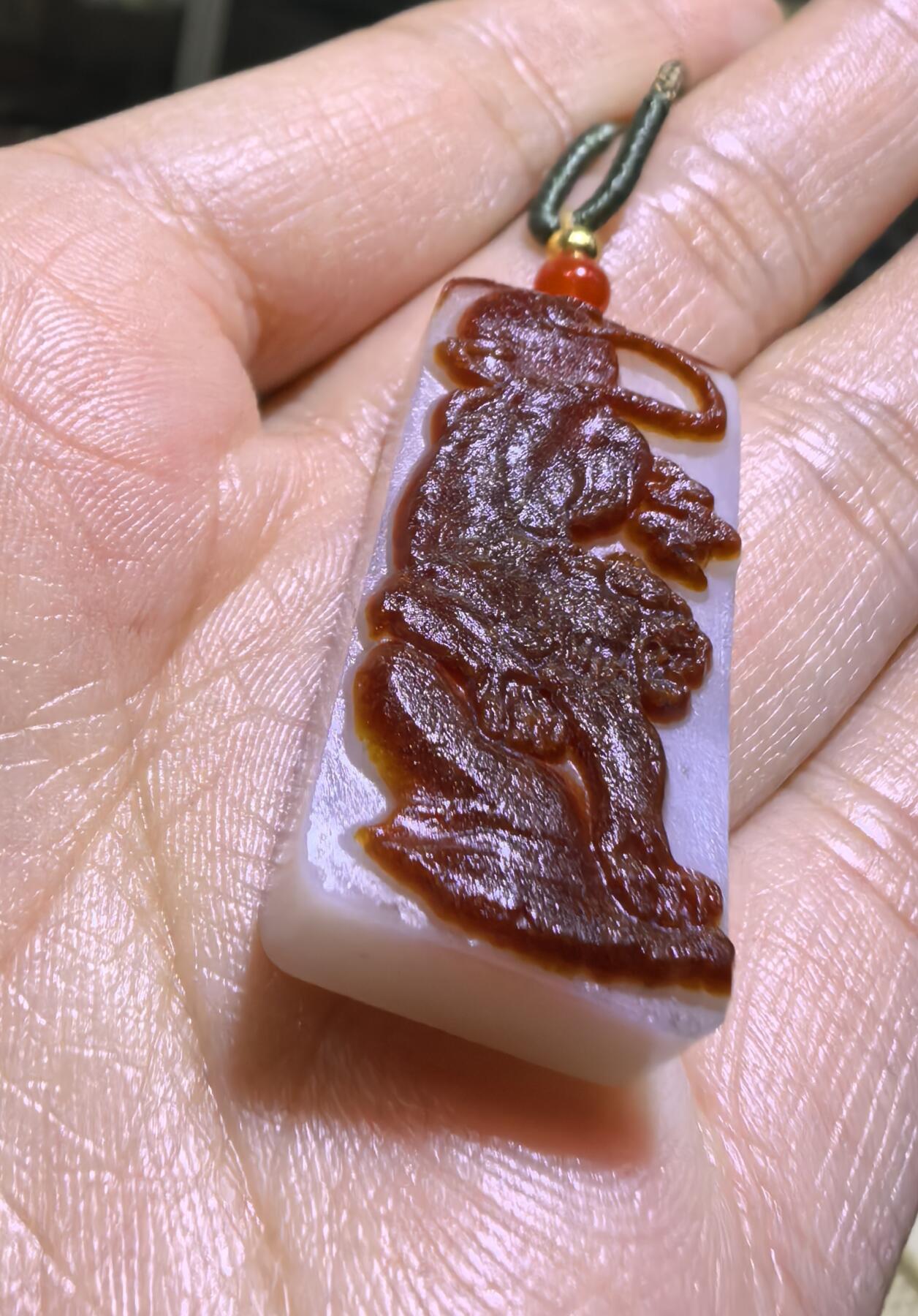 一级白红皮白肉洒金皮生肖虎吊坠挂件男女款。玉质温润脂粉十足，原皮精雕，油糯十足，尺寸:3.25cm×1.6cm×1.0cm克重:13.3g