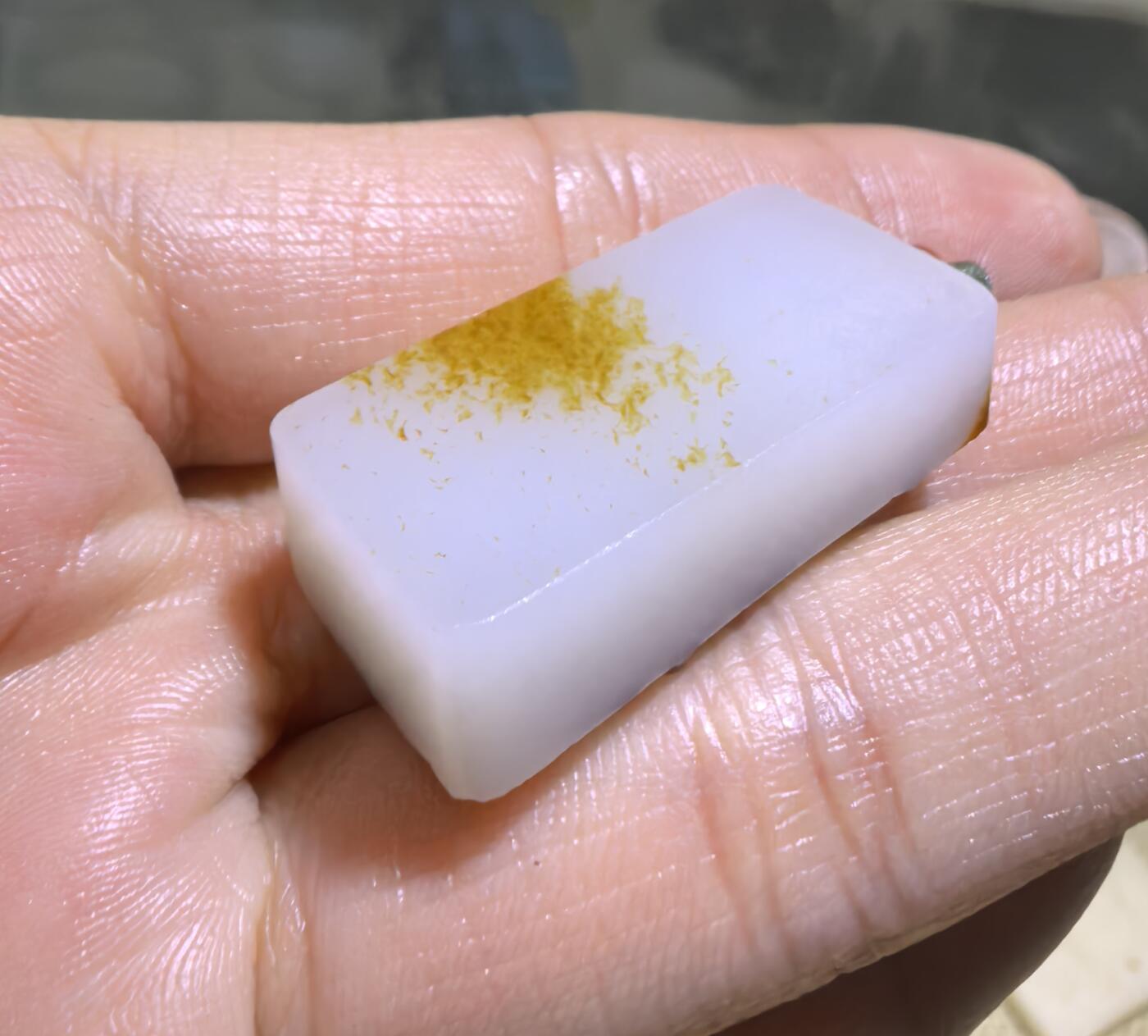 一级白红皮白肉洒金皮生肖虎吊坠挂件男女款。玉质温润脂粉十足，原皮精雕，油糯十足，尺寸:3.25cm×1.6cm×1.0cm克重:13.3g