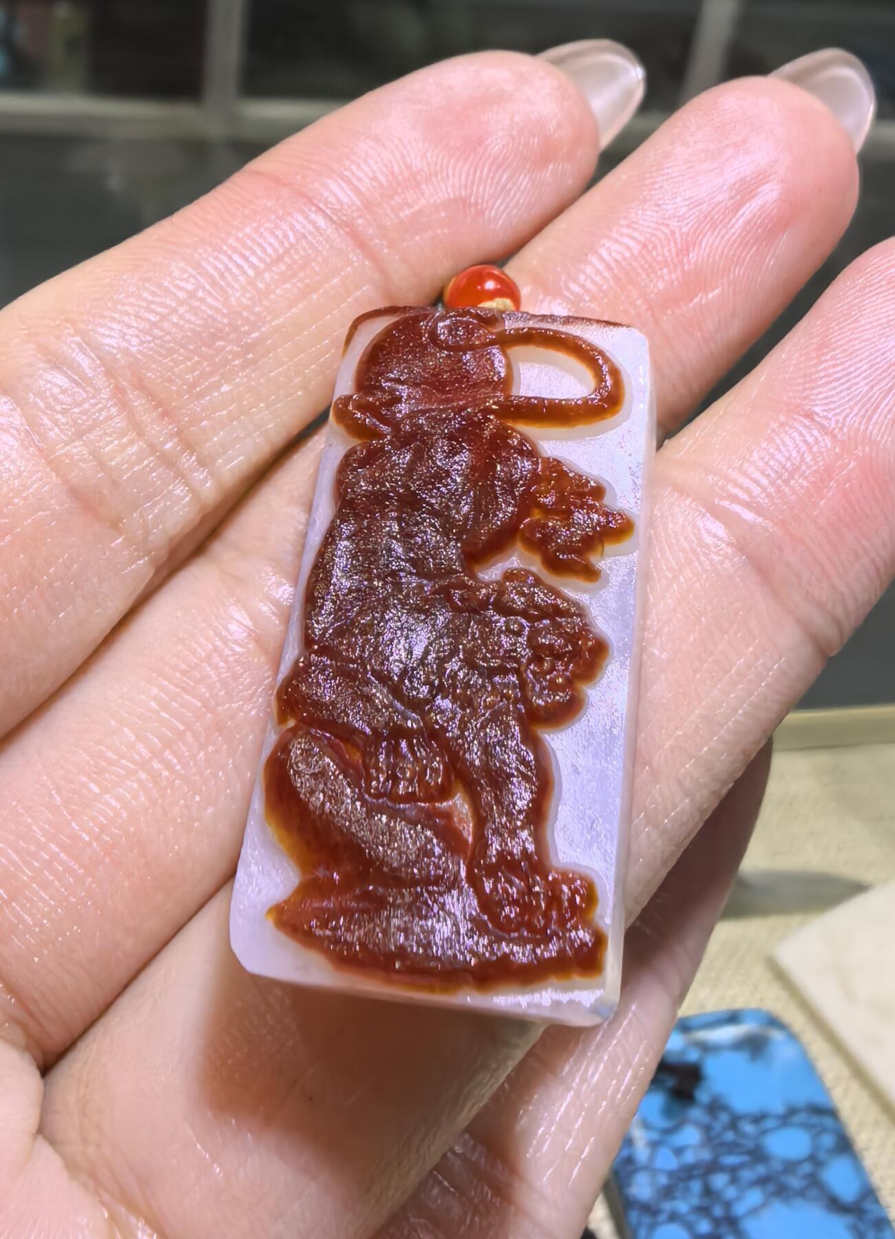 一级白红皮白肉洒金皮生肖虎吊坠挂件男女款。玉质温润脂粉十足，原皮精雕，油糯十足，尺寸:3.25cm×1.6cm×1.0cm克重:13.3g