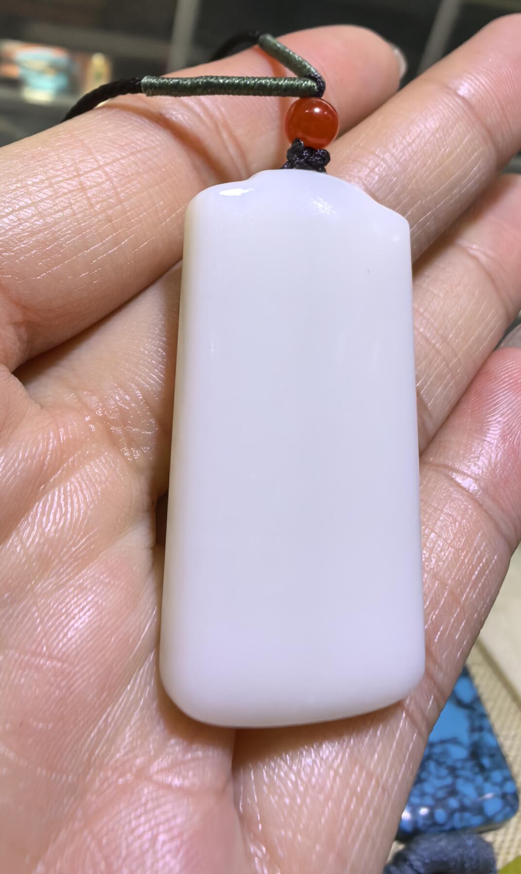 和田玉脂白级平安无事牌，脂粉十足，玉质油糯细腻。男女通用，尺寸:4.1cm×2.05cm×0.7cm克重:14.2g