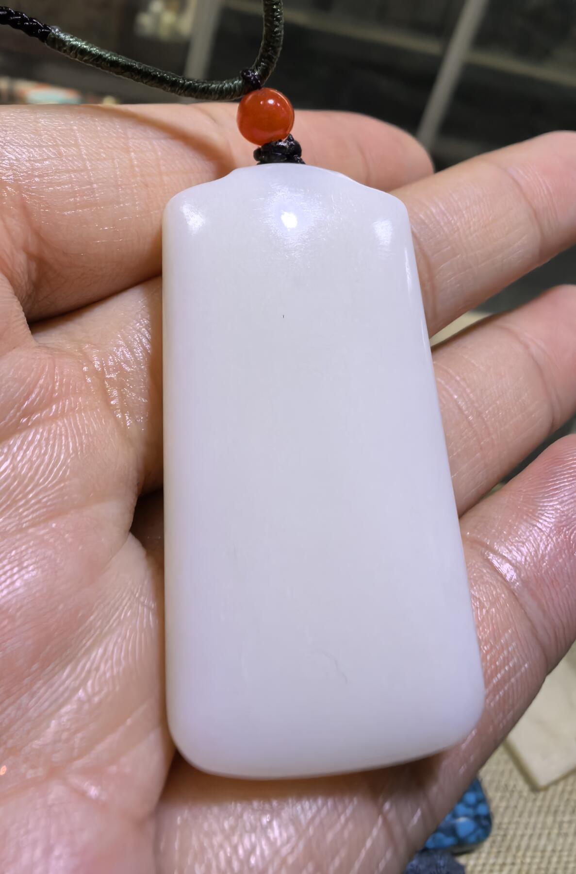 和田玉脂白级平安无事牌，脂粉十足，玉质油糯细腻。男女通用，尺寸:4.1cm×2.05cm×0.7cm克重:14.2g