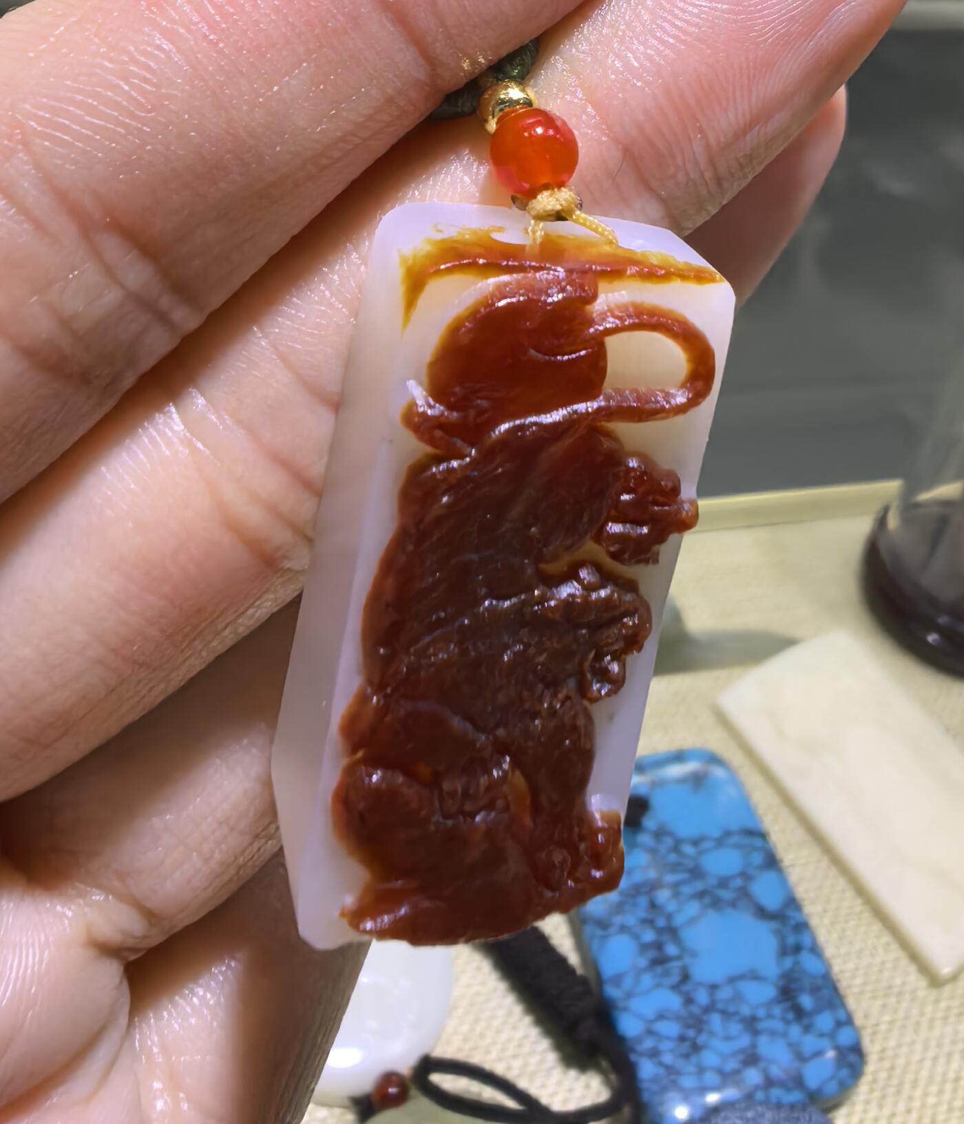 一级白红皮白肉洒金皮生肖虎吊坠挂件男女款。玉质温润脂粉十足，原皮精雕，油糯十足，尺寸:3.25cm×1.6cm×1.0cm克重:13.3g