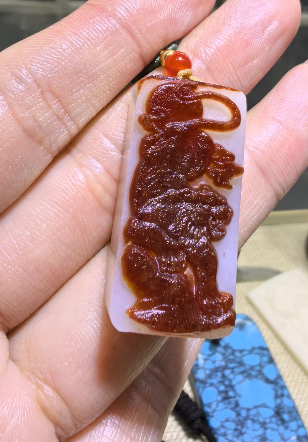 一级白红皮白肉洒金皮生肖虎吊坠挂件男女款。玉质温润脂粉十足，原皮精雕，油糯十足，尺寸:3.25cm×1.6cm×1.0cm克重:13.3g
