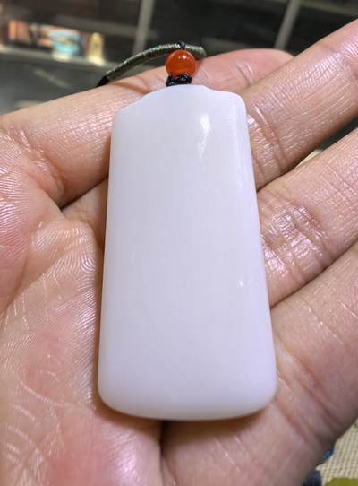 和田玉脂白级平安无事牌，脂粉十足，玉质油糯细腻。男女通用，尺寸:4.1cm×2.05cm×0.7cm克重:14.2g