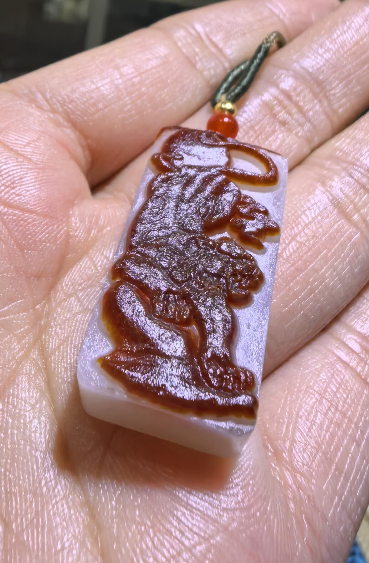 一级白红皮白肉洒金皮生肖虎吊坠挂件男女款。玉质温润脂粉十足，原皮精雕，油糯十足，尺寸:3.25cm×1.6cm×1.0cm克重:13.3g