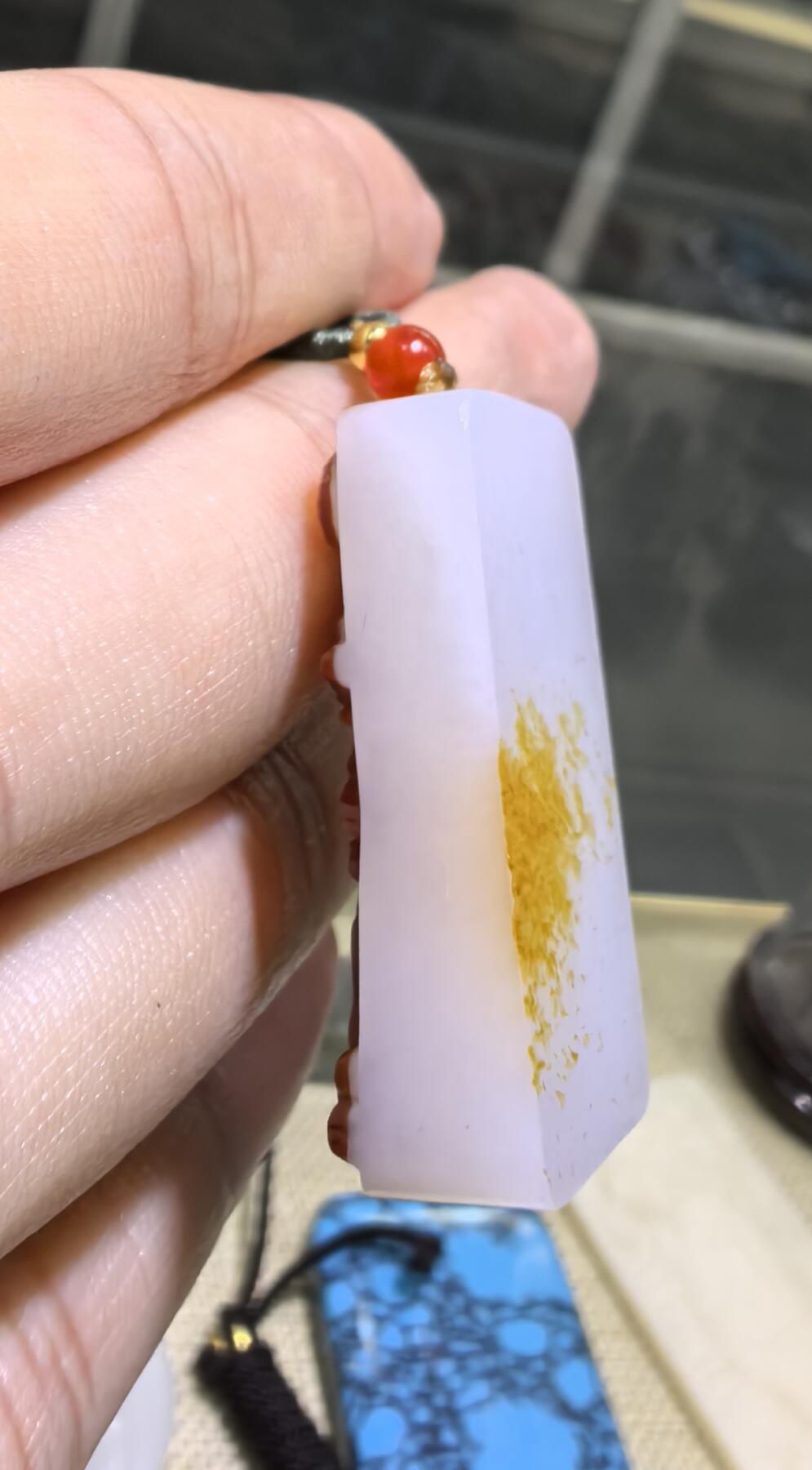一级白红皮白肉洒金皮生肖虎吊坠挂件男女款。玉质温润脂粉十足，原皮精雕，油糯十足，尺寸:3.25cm×1.6cm×1.0cm克重:13.3g