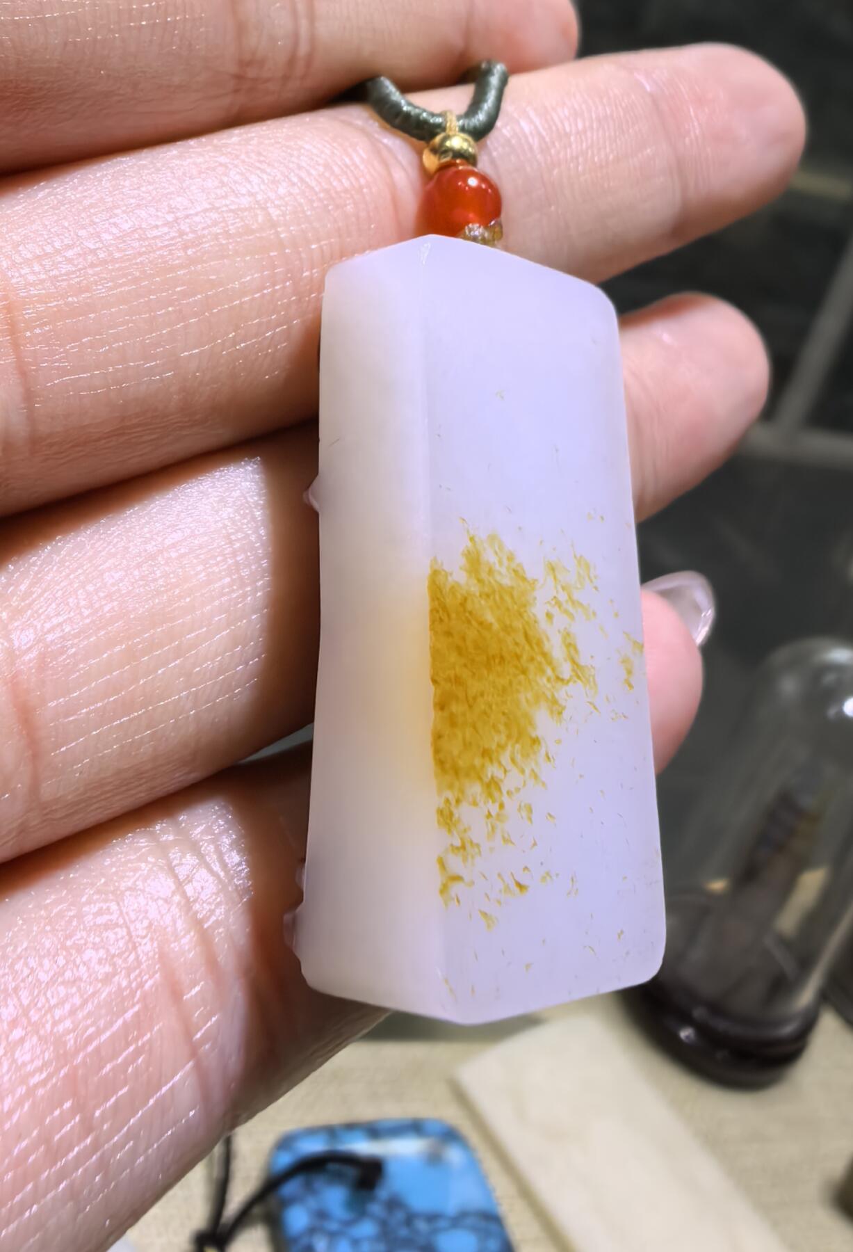 一级白红皮白肉洒金皮生肖虎吊坠挂件男女款。玉质温润脂粉十足，原皮精雕，油糯十足，尺寸:3.25cm×1.6cm×1.0cm克重:13.3g