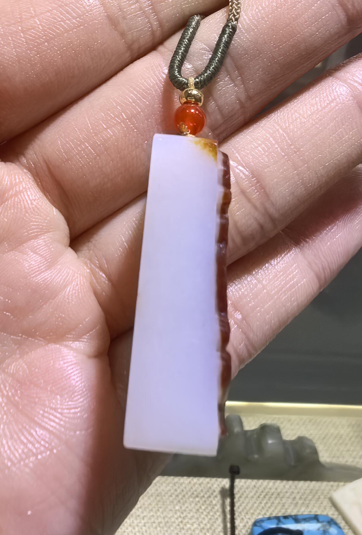 一级白红皮白肉洒金皮生肖虎吊坠挂件男女款。玉质温润脂粉十足，原皮精雕，油糯十足，尺寸:3.25cm×1.6cm×1.0cm克重:13.3g
