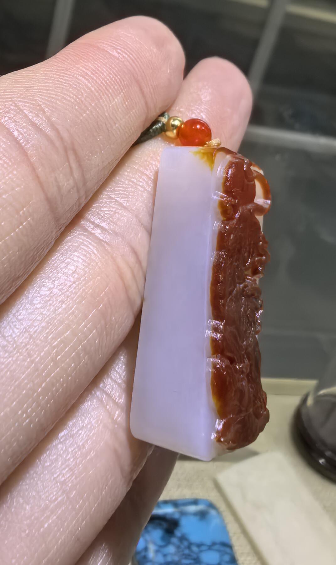一级白红皮白肉洒金皮生肖虎吊坠挂件男女款。玉质温润脂粉十足，原皮精雕，油糯十足，尺寸:3.25cm×1.6cm×1.0cm克重:13.3g