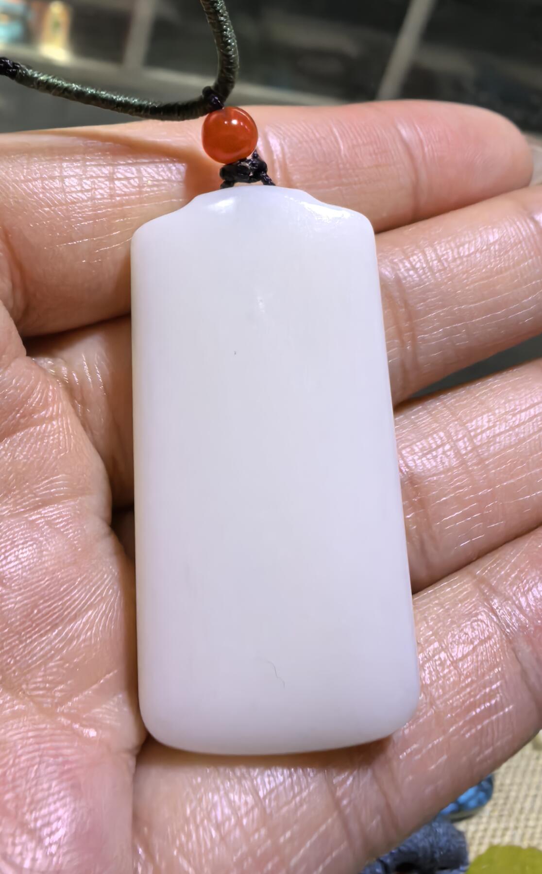 和田玉脂白级平安无事牌，脂粉十足，玉质油糯细腻。男女通用，尺寸:4.1cm×2.05cm×0.7cm克重:14.2g