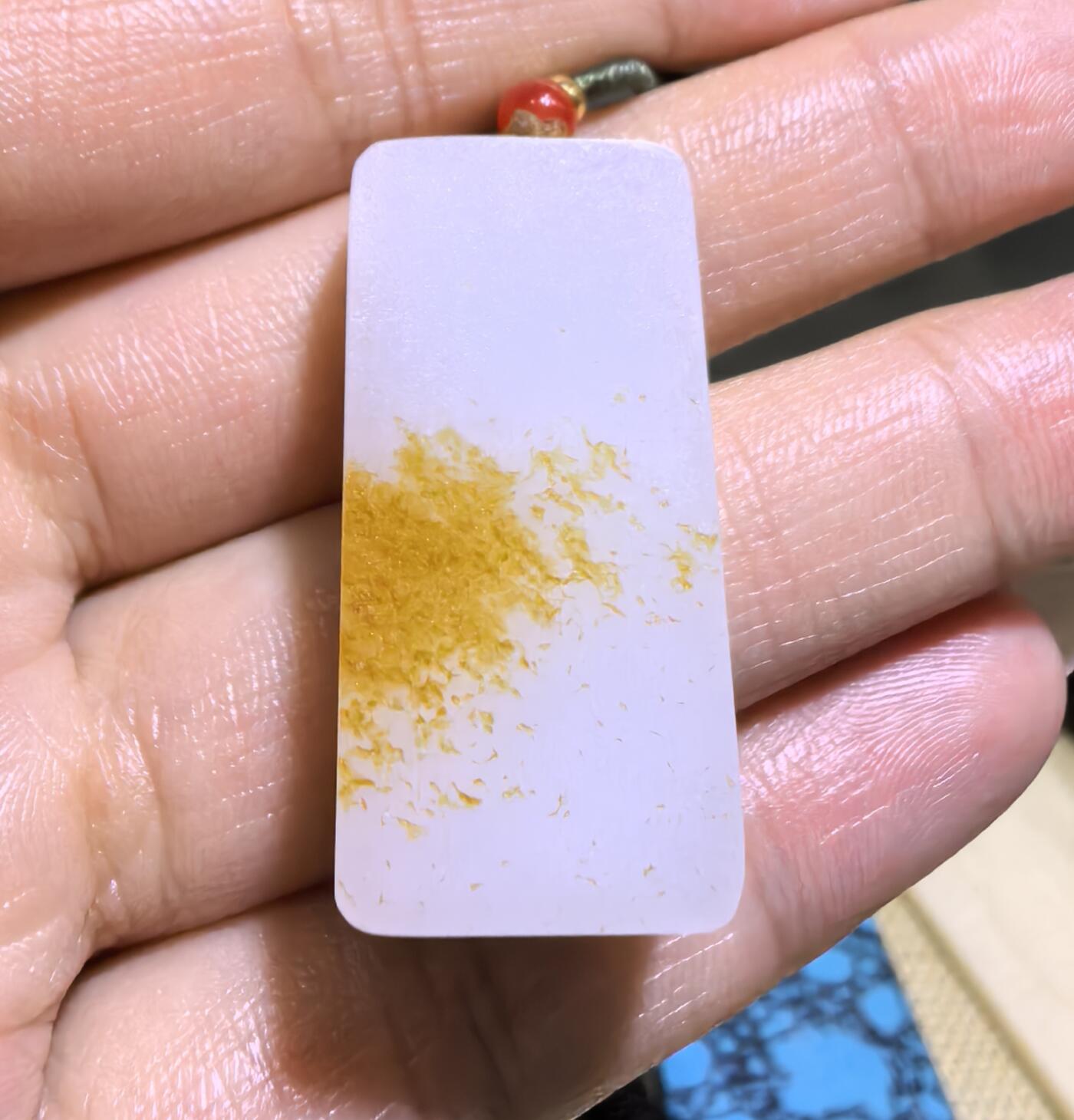 一级白红皮白肉洒金皮生肖虎吊坠挂件男女款。玉质温润脂粉十足，原皮精雕，油糯十足，尺寸:3.25cm×1.6cm×1.0cm克重:13.3g