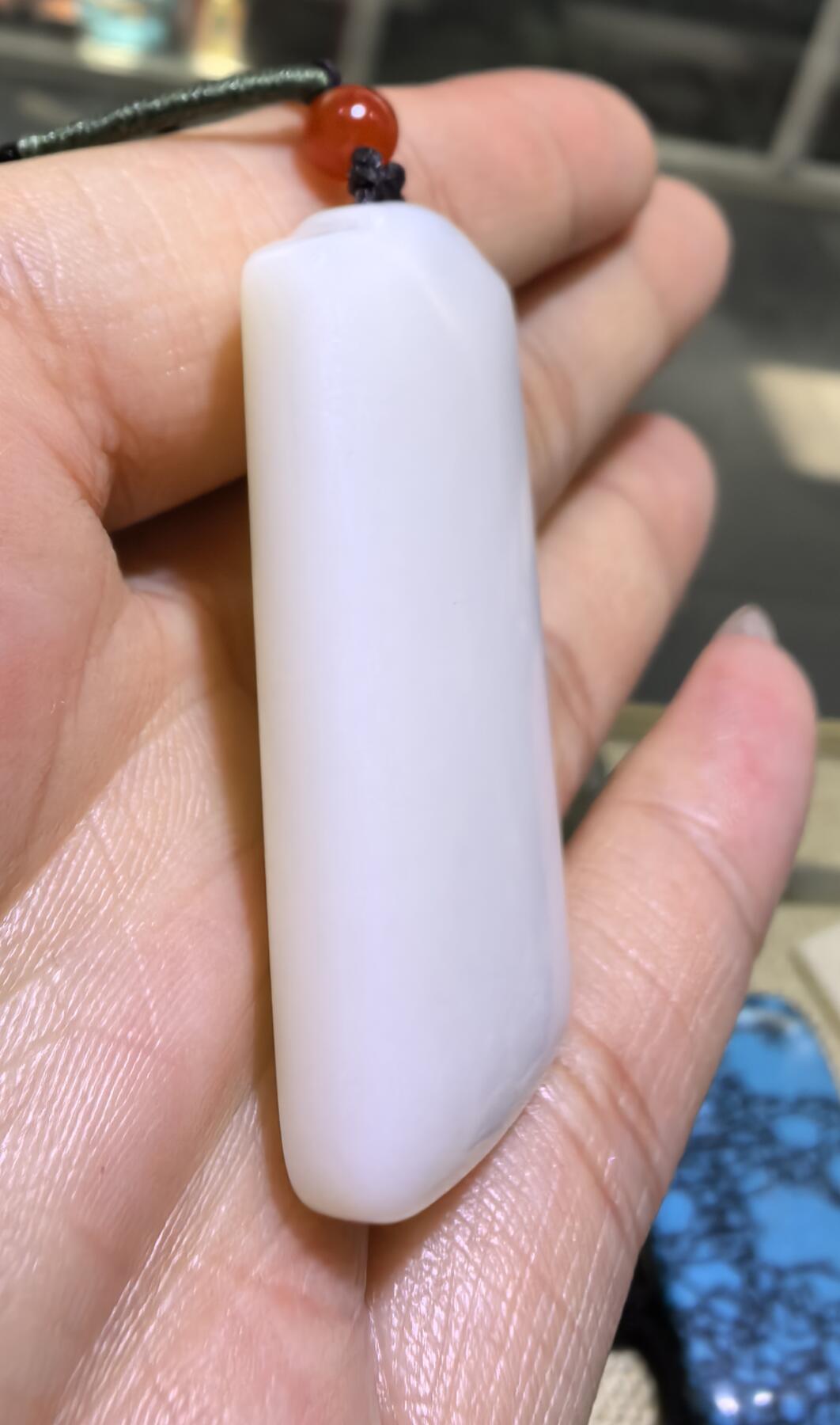 和田玉脂白级平安无事牌，脂粉十足，玉质油糯细腻。男女通用，尺寸:4.1cm×2.05cm×0.7cm克重:14.2g