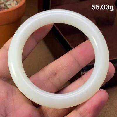 超美自留级羊脂美镯脂白新疆和田玉手镯，腕间风情，55.03g，56圈口，宽厚10×10mm，白度脂白，油性好，脂粉感十足，糯性一流，微微结构，肥美圆条镯，镯型饱满，上手特显气质！另送鉴定证书！J1 200528