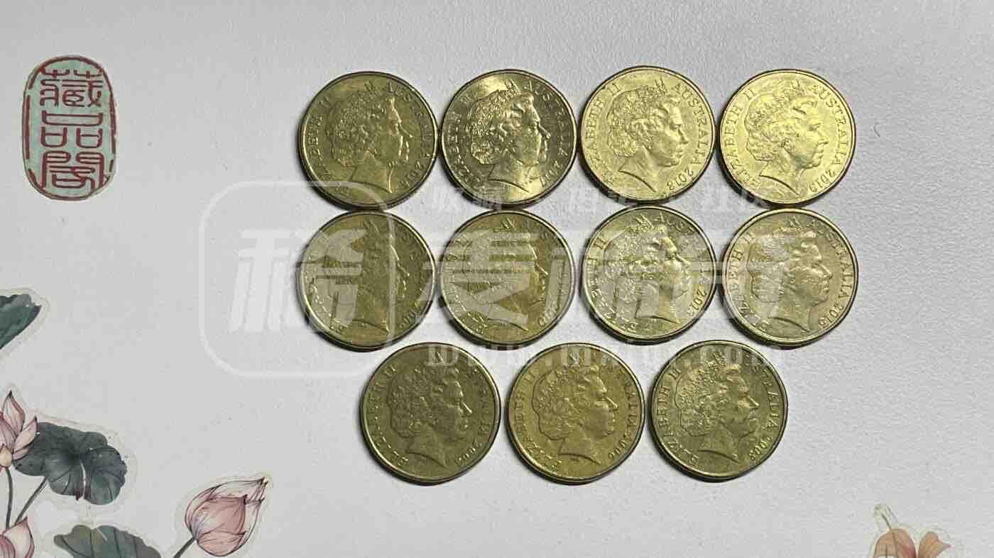澳大利亚元(Australian Dollar,缩写AUD)。目前中国外币市场汇率为：1澳元 ~ 4.6882人民币、1人民币 ~0.2133澳元。
