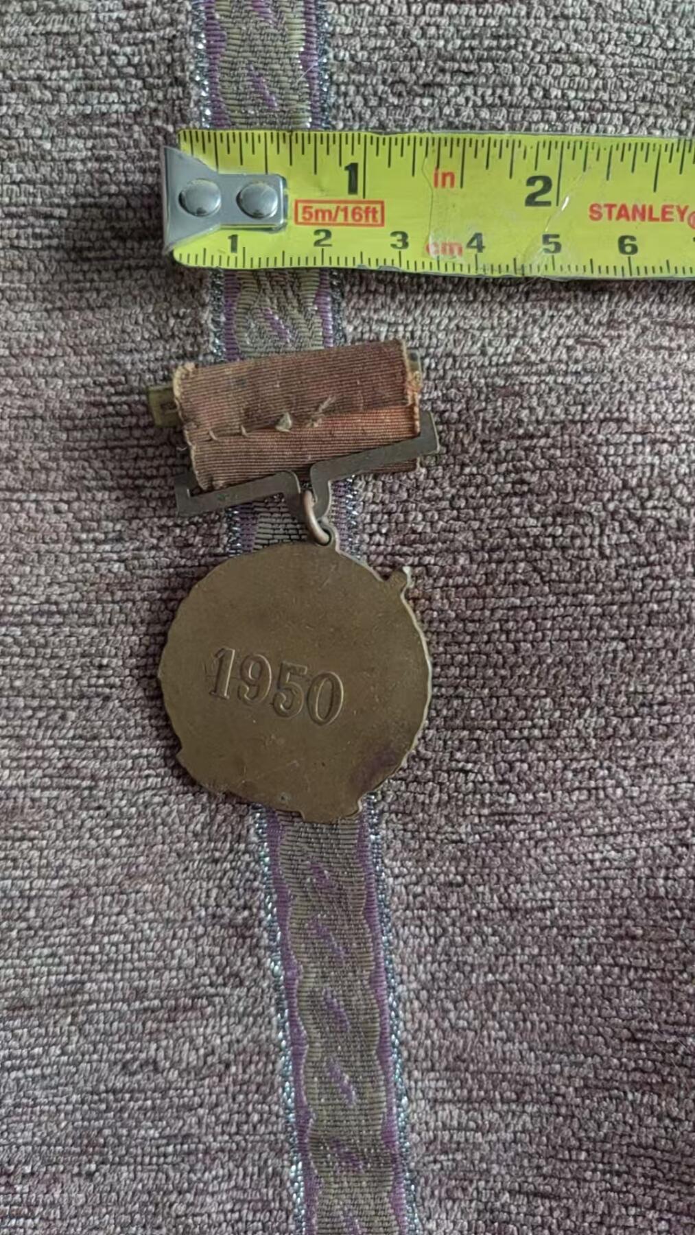 抗美援朝纪念章，尺寸如图1950华北解放纪念章，有需要的联系，家里的老人留下，大家给鉴定下值多少钱