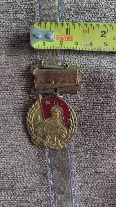 抗美援朝纪念章，尺寸如图1950华北解放纪念章，有需要的联系，家里的老人留下，不知真假，大家给鉴定下