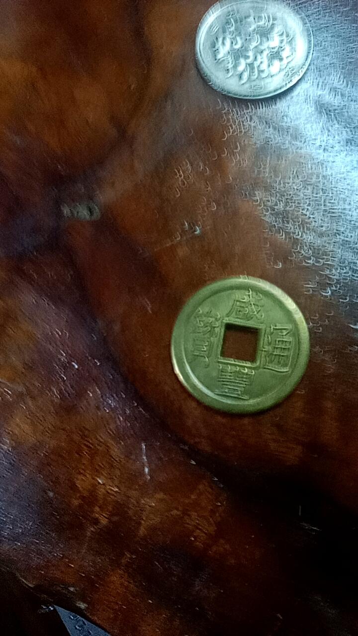 這些銅幣是在家裡的草原裡面挖土在處理面找到的可能是別人故意藏起來或是自家的人奶奶他們