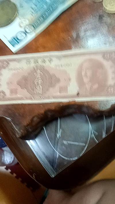 這些銅幣是在家裡的草原裡面挖土在處理面找到的可能是別人故意藏起來或是自家的人奶奶他們