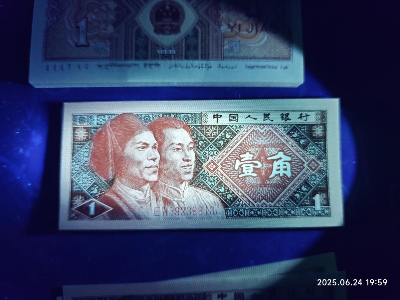 8001早期正红背红89年EW冠，带珍珠漏印，错版瑕疵一眼清。