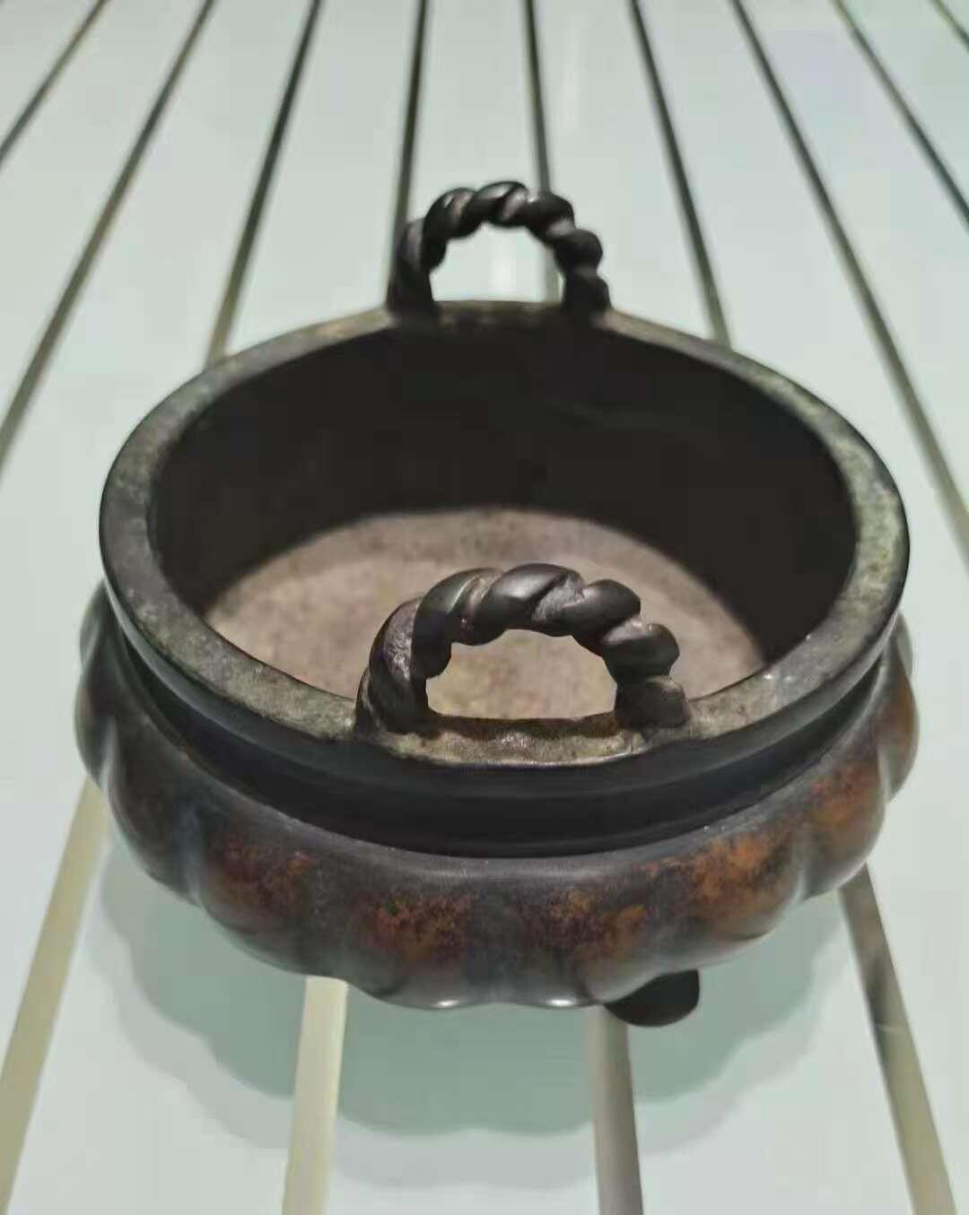 你好老师，我的藏品是清代瓜棱形三足绳耳铜炉，底款为永存珍玩，真品，表面包浆厚重老辣，器型精巧厚重，铜质精良