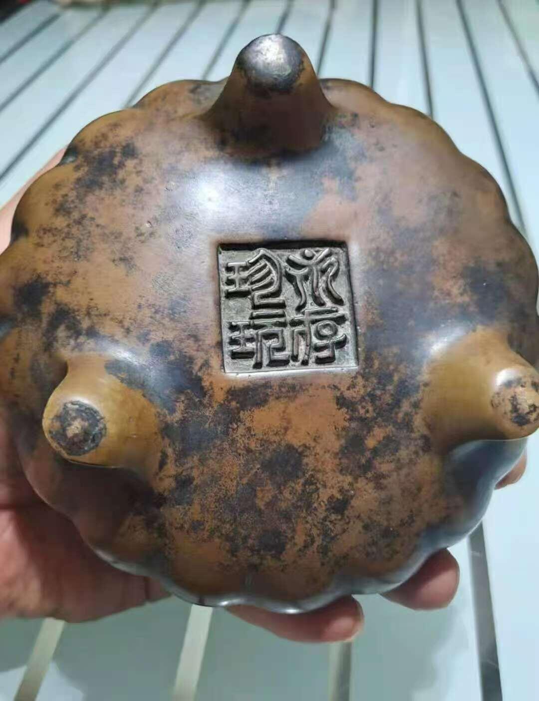 你好老师，我的藏品是清代瓜棱形三足绳耳铜炉，底款为永存珍玩，真品，表面包浆厚重老辣，器型精巧厚重，铜质精良