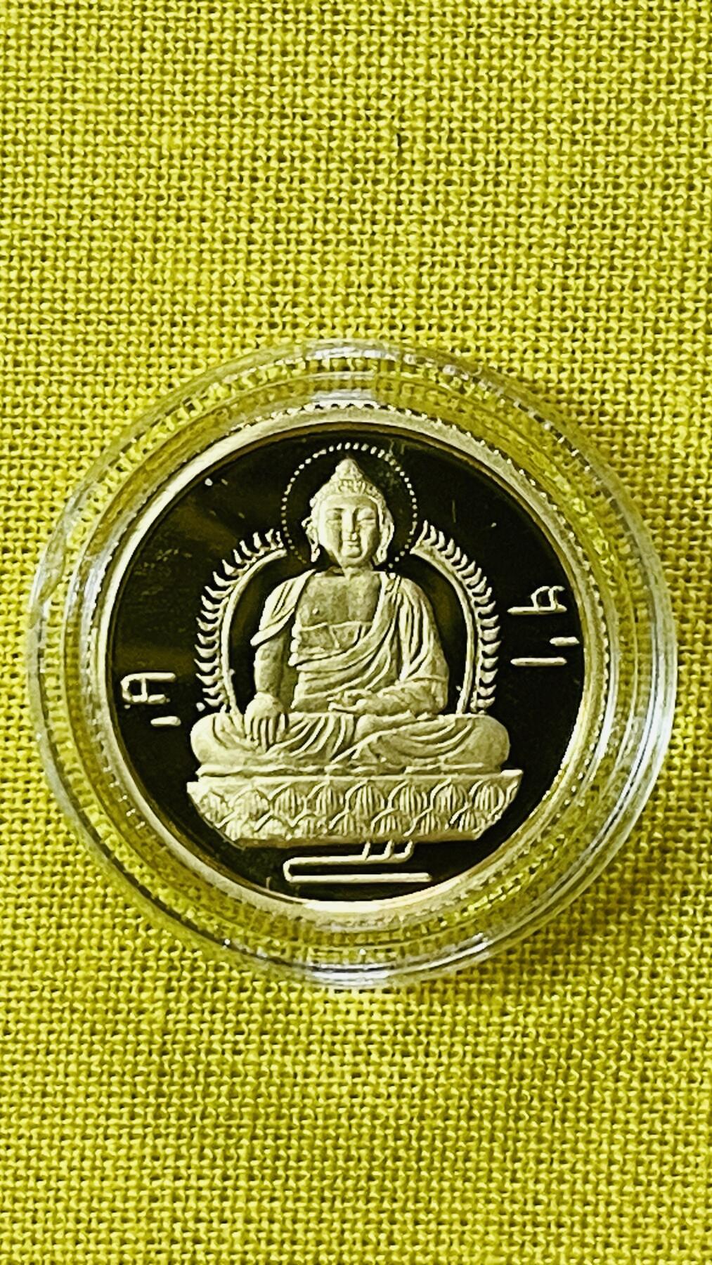     三世佛像章由北京灵光寺万佛开光大法会组委会委托沈阳造币厂999纯金铸造。本套像章三枚。