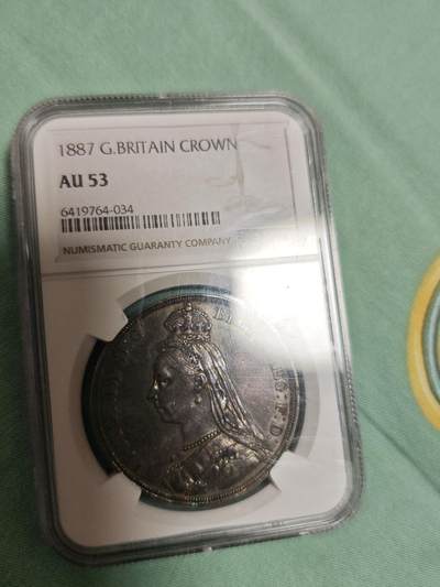 NGC AU53 黑丝入骨传世重黑油酱彩极品品相，大英帝国维多利亚女王高皇冠圣乔治骑士屠龙马剑大银元。状态极佳，字口全深打，人物细节拉满，气势十足，底板清爽干净，传世老黑油包浆醇熟入骨，明显低评压分的一枚大马剑老银元