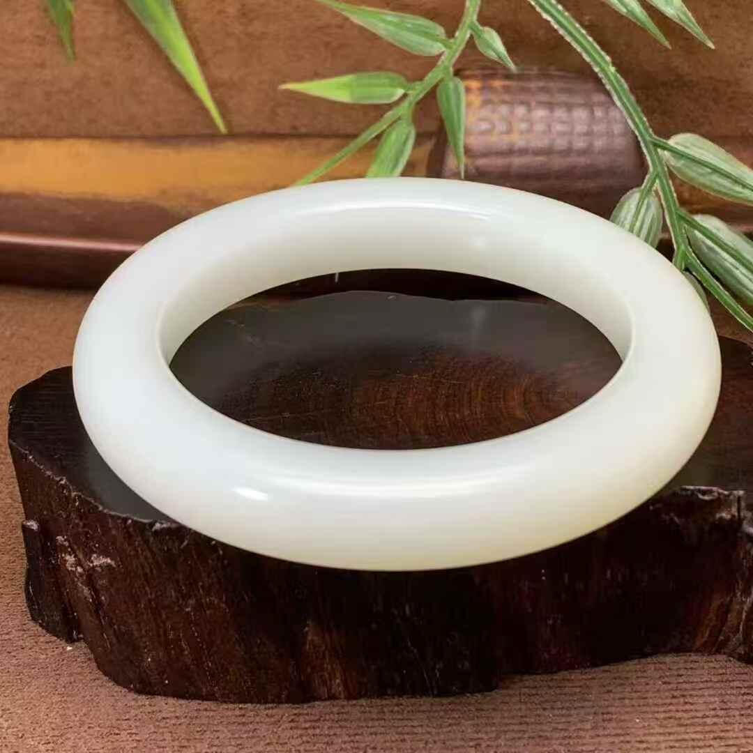 【58.3圈口】脂白新疆和田玉手镯，腕间风情，79.68g，58.3圈口，宽厚12×12mm，58圈口、59圈口都可以戴，油性出色，脂粉感十足，料性熟糯，镯型精美，大气上档次，品相绝佳！另送鉴定证书！J1 280906