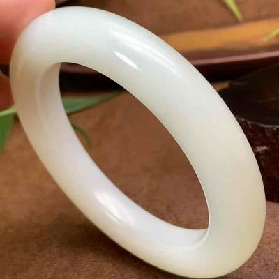 【58.3圈口】脂白新疆和田玉手镯，腕间风情，79.68g，58.3圈口，宽厚12×12mm，58圈口、59圈口都可以戴，油性出色，脂粉感十足，料性熟糯，镯型精美，大气上档次，品相绝佳！另送鉴定证书！J1 280906