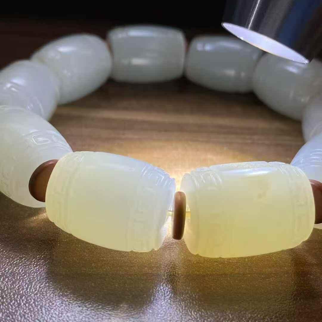 颗颗新疆籽料手串新疆和田籽料作品，勒子手串，79.54g，单颗尺寸约19×15mm，洒金皮，原皮毛孔，真皮真色，玉质油润，糯性满满，料子老熟，微结构，颗颗精美，古朴典雅，玩家级！另送鉴定证书！R260908