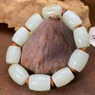 颗颗新疆籽料手串新疆和田籽料作品，勒子手串，79.54g，单颗尺寸约19×15mm，洒金皮，原皮毛孔，真皮真色，玉质油润，糯性满满，料子老熟，微结构，颗颗精美，古朴典雅，玩家级！另送鉴定证书！R260908