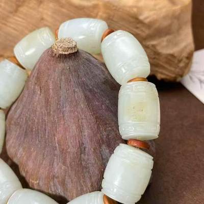 颗颗新疆籽料手串新疆和田籽料作品，勒子手串，79.54g，单颗尺寸约19×15mm，洒金皮，原皮毛孔，真皮真色，玉质油润，糯性满满，料子老熟，微结构，颗颗精美，古朴典雅，玩家级！另送鉴定证书！R260908