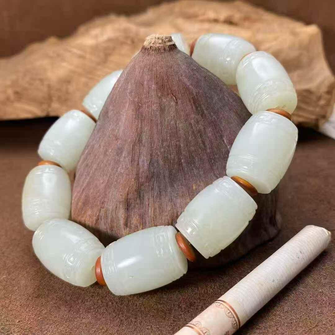 颗颗新疆籽料手串新疆和田籽料作品，勒子手串，79.54g，单颗尺寸约19×15mm，洒金皮，原皮毛孔，真皮真色，玉质油润，糯性满满，料子老熟，微结构，颗颗精美，古朴典雅，玩家级！另送鉴定证书！R260908