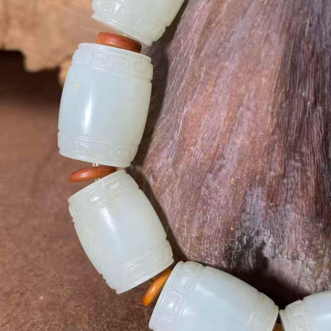 颗颗新疆籽料手串新疆和田籽料作品，勒子手串，79.54g，单颗尺寸约19×15mm，洒金皮，原皮毛孔，真皮真色，玉质油润，糯性满满，料子老熟，微结构，颗颗精美，古朴典雅，玩家级！另送鉴定证书！R260908