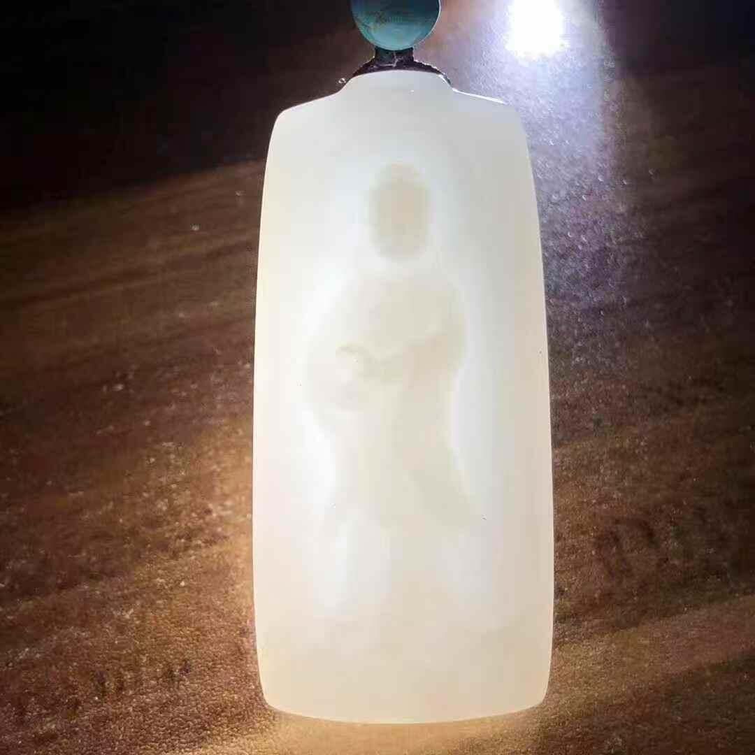 羊脂观音牌脂白新疆和田玉作品，观音，43.93g，白细油都可以，高浮雕工艺，牌型厚实美观，品相超美，苏州名家作品，有款证全套包装！25610JL320908