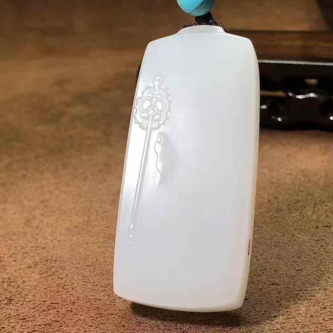 羊脂观音牌脂白新疆和田玉作品，观音，43.93g，白细油都可以，高浮雕工艺，牌型厚实美观，品相超美，苏州名家作品，有款证全套包装！25610JL320908