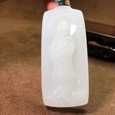 羊脂观音牌脂白新疆和田玉作品，观音，43.93g，白细油都可以，高浮雕工艺，牌型厚实美观，品相超美，苏州名家作品，有款证全套包装！25610JL320908