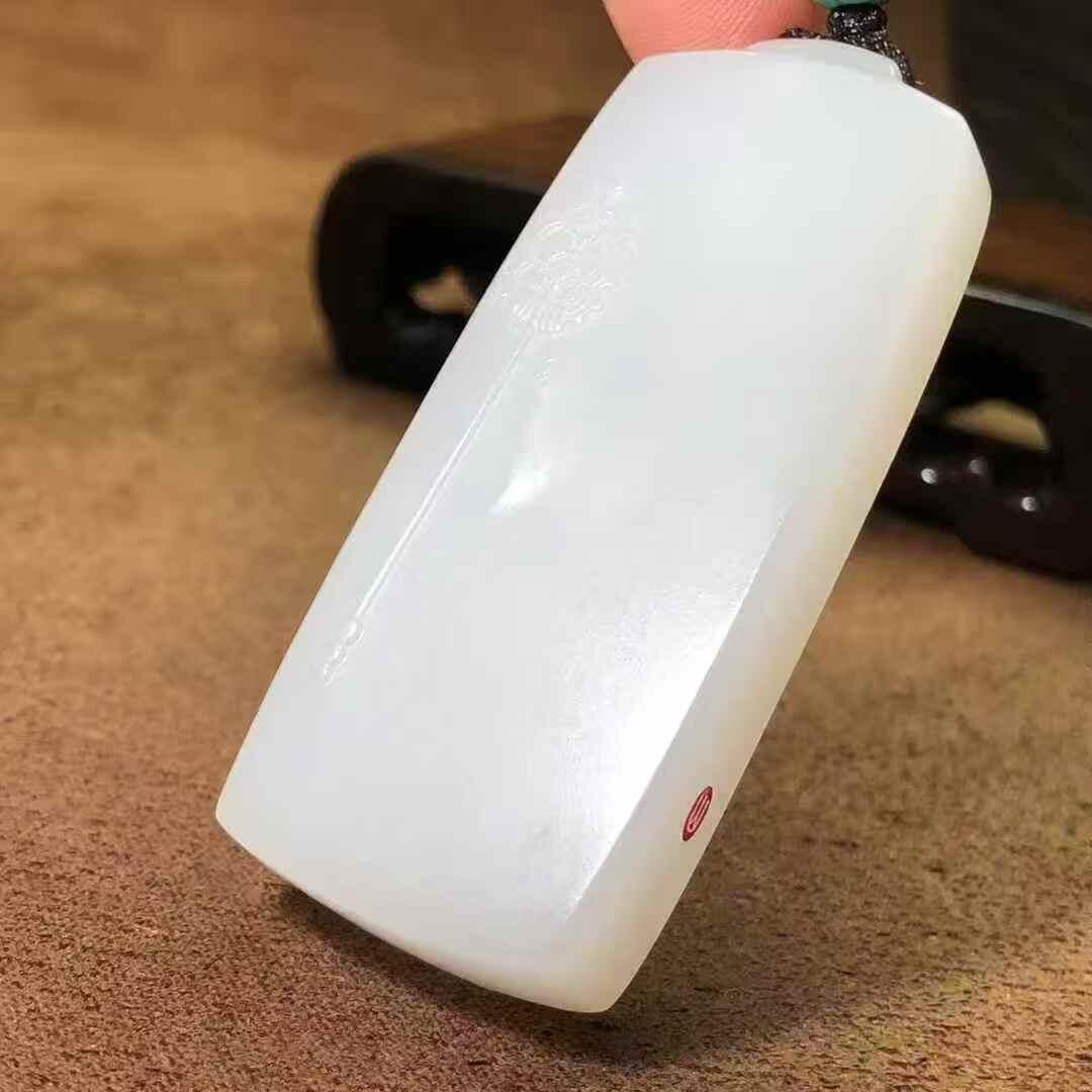 羊脂观音牌脂白新疆和田玉作品，观音，43.93g，白细油都可以，高浮雕工艺，牌型厚实美观，品相超美，苏州名家作品，有款证全套包装！25610JL320908