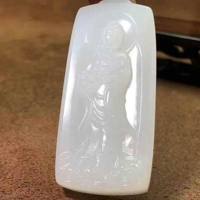 羊脂观音牌脂白新疆和田玉作品，观音，43.93g，白细油都可以，高浮雕工艺，牌型厚实美观，品相超美，苏州名家作品，有款证全套包装！25610JL320908