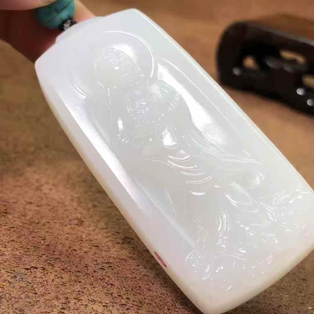 羊脂观音牌脂白新疆和田玉作品，观音，43.93g，白细油都可以，高浮雕工艺，牌型厚实美观，品相超美，苏州名家作品，有款证全套包装！25610JL320908