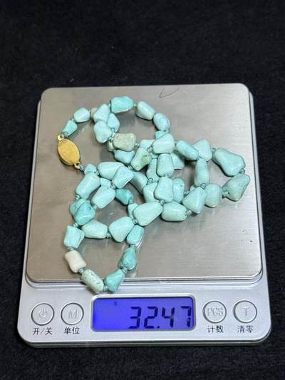 创汇时期高瓷蓝松石项链，为湖北国营的老矿松石开采打磨后全部由北京首饰厂包销出口，纯天然，都是不可再生了，品相完美。尺寸取其中之一，手捻清脆瓷度极别高！