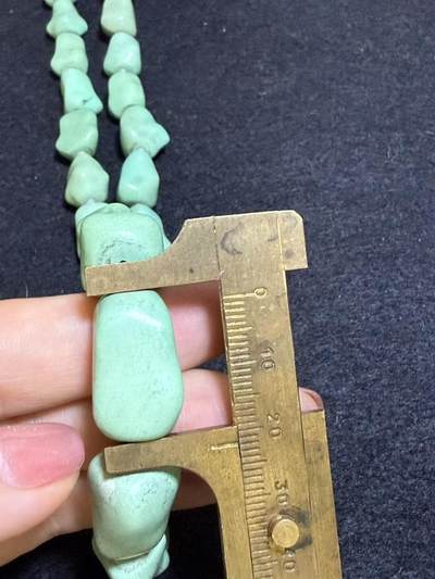 创汇时期高瓷松石项链，为湖北国营的老矿松石开采打磨后全部由北京首饰厂包销出口，纯天然，都是不可再生了，品相完美。尺寸取其中之一，手捻清脆瓷度极别高！