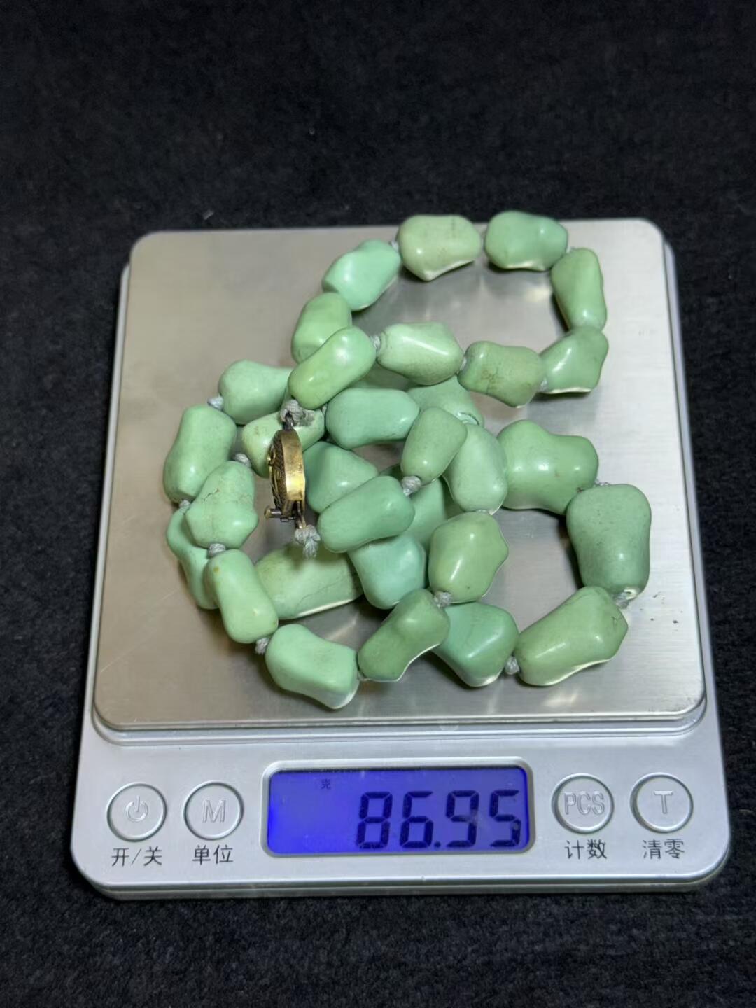 创汇时期高瓷松石项链，为湖北国营的老矿松石开采打磨后全部由北京首饰厂包销出口，纯天然，都是不可再生了，品相完美。尺寸取其中之一，手捻清脆瓷度极别高！
