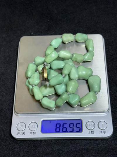 创汇时期高瓷松石项链，为湖北国营的老矿松石开采打磨后全部由北京首饰厂包销出口，纯天然，都是不可再生了，品相完美。尺寸取其中之一，手捻清脆瓷度极别高！