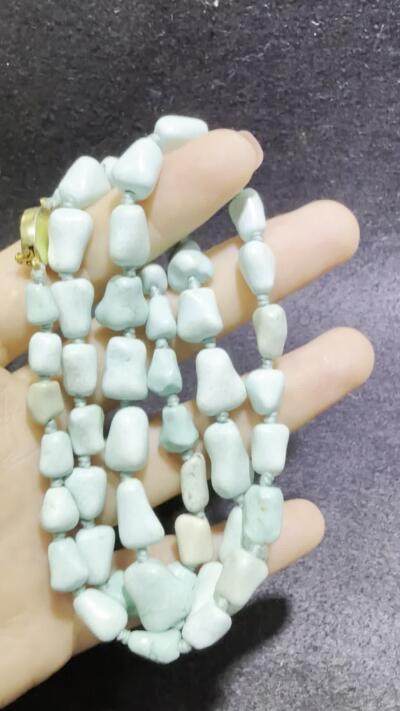 创汇时期高瓷蓝松石项链，为湖北国营的老矿松石开采打磨后全部由北京首饰厂包销出口，纯天然，都是不可再生了，品相完美。尺寸取其中之一，手捻清脆瓷度极别高！