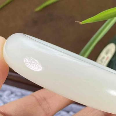 【55圈口】传家级羊脂套镯获奖作品一套脂白新疆和田玉套镯，共152.820g，手镯55圈口，宽厚16×9mm，镯心高浮雕工艺雕刻观音弥勒佛，尺寸53×7mm，白度脂白，手镯白皮子，玉质油润，脂粉感十足，糯性到顶，完美镯型，一套超级经典！无敌传家级别！另送获奖证书、奖杯、定制收藏礼盒、鉴定证书！不包邮！DK240311